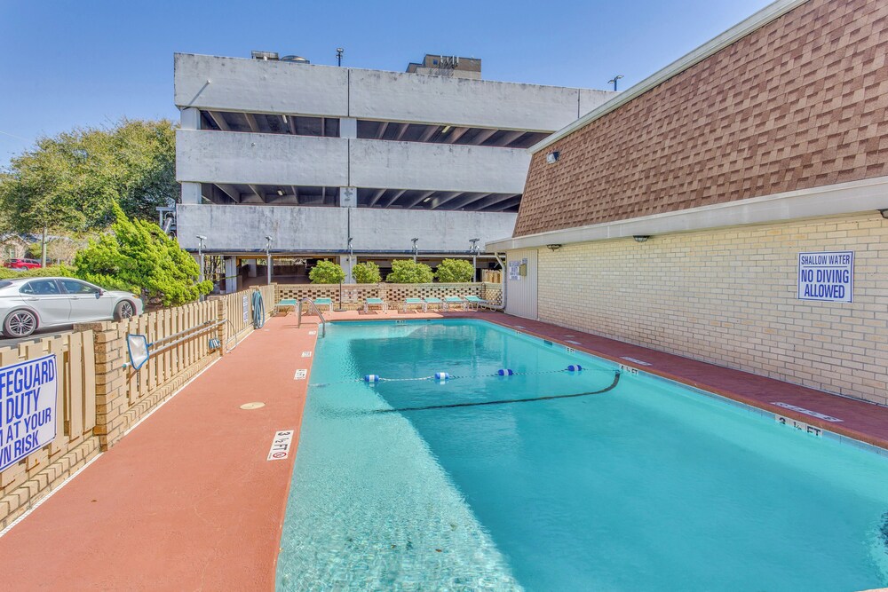 Walk to Myrtle Beach: Townhome w/ Pool Access