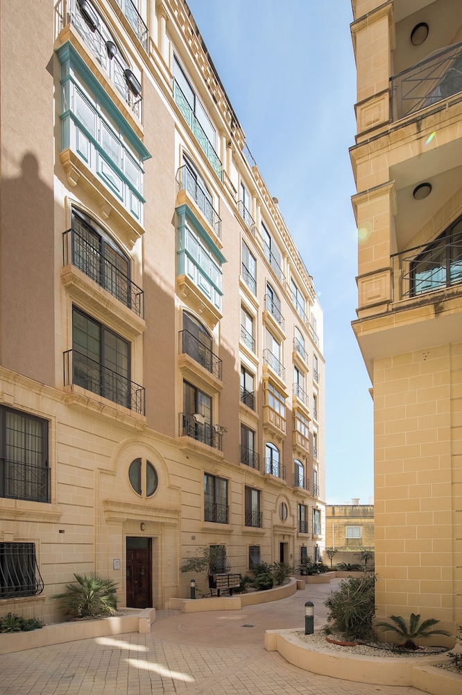 Luxury 3 BR Apartment - heart of Sliema
