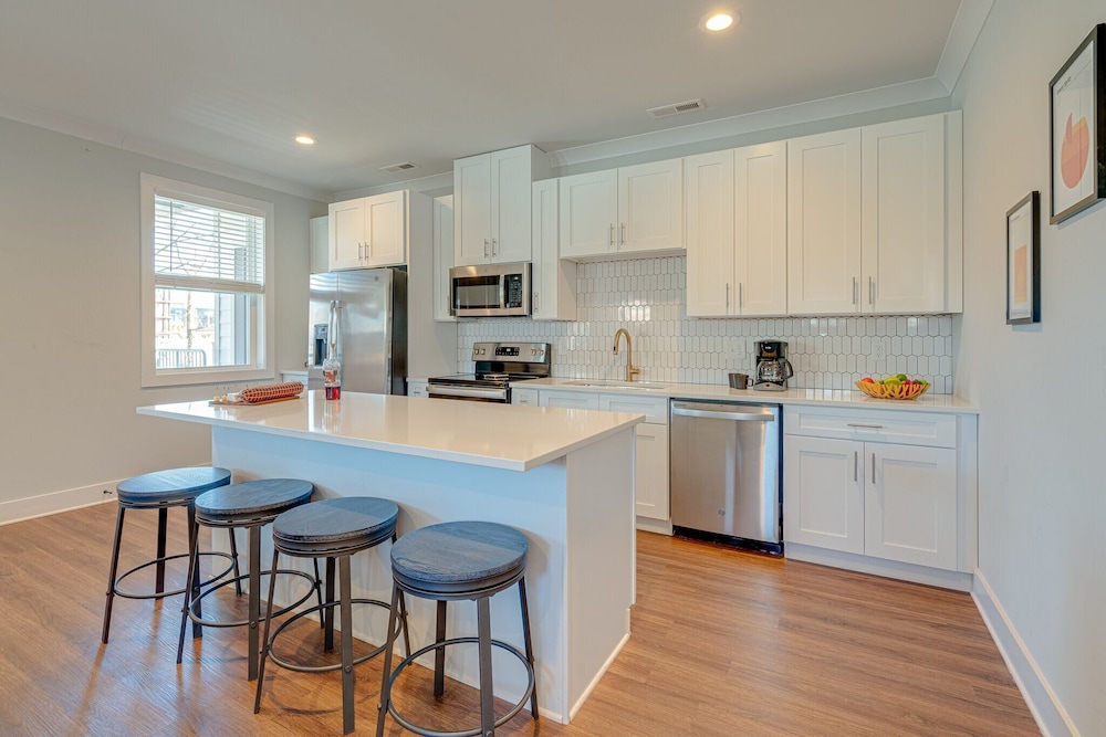 Modern Melrose-sleeps 8- Mins to Downtown Broadway