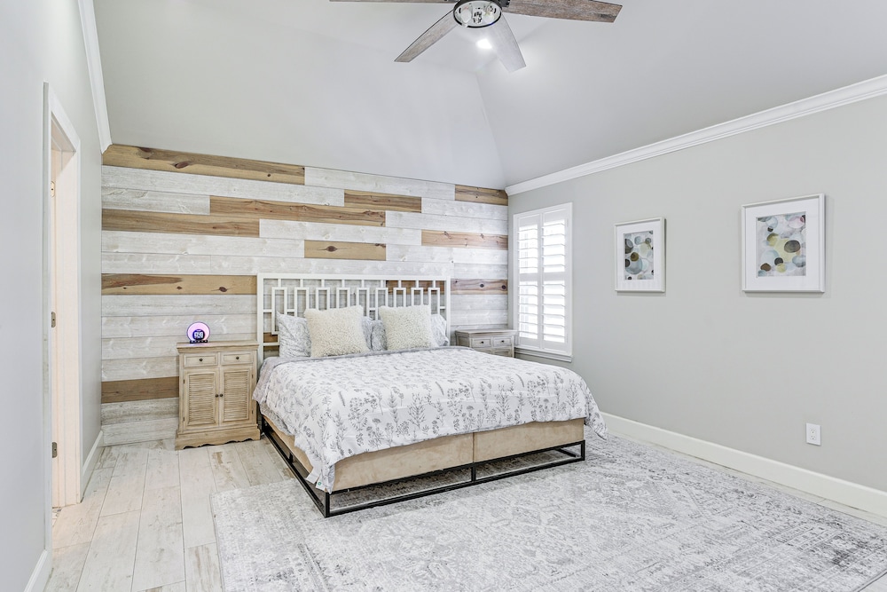 Community Pool & Courts: Missouri City Gem w/ Yard