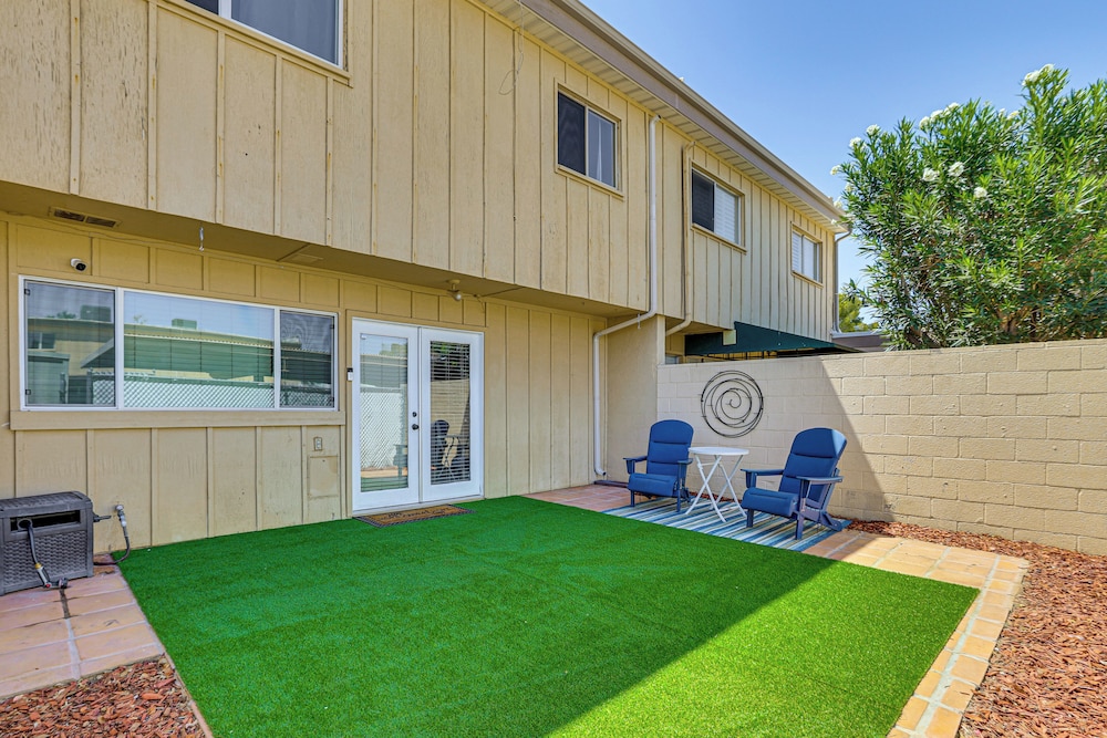 2 Mi to Old Town & Mall: Townhome w/ Pool Access!