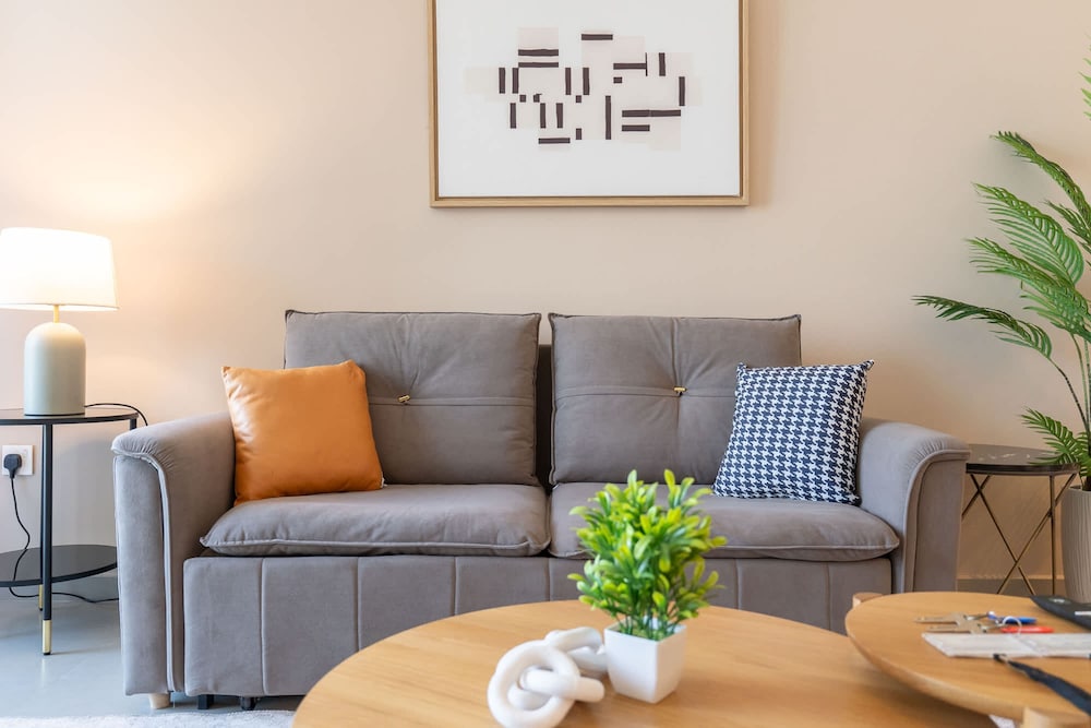 Modern 1-bedroom Apartment Perfect for Family in Downtown With Skyline Views
