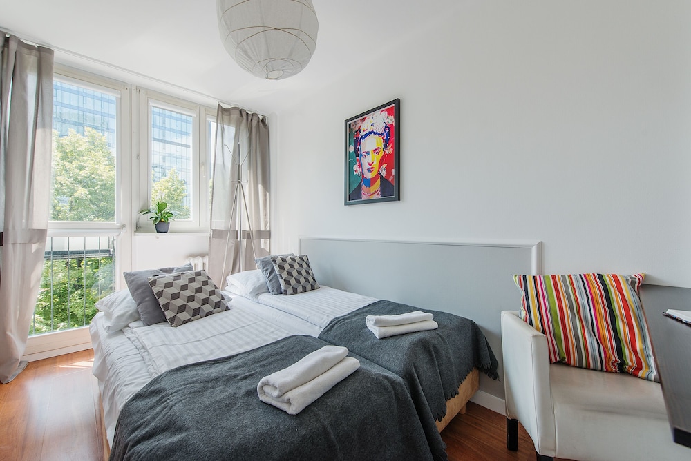 UNIT Short Rent Apartment by Warsaw Metro Station