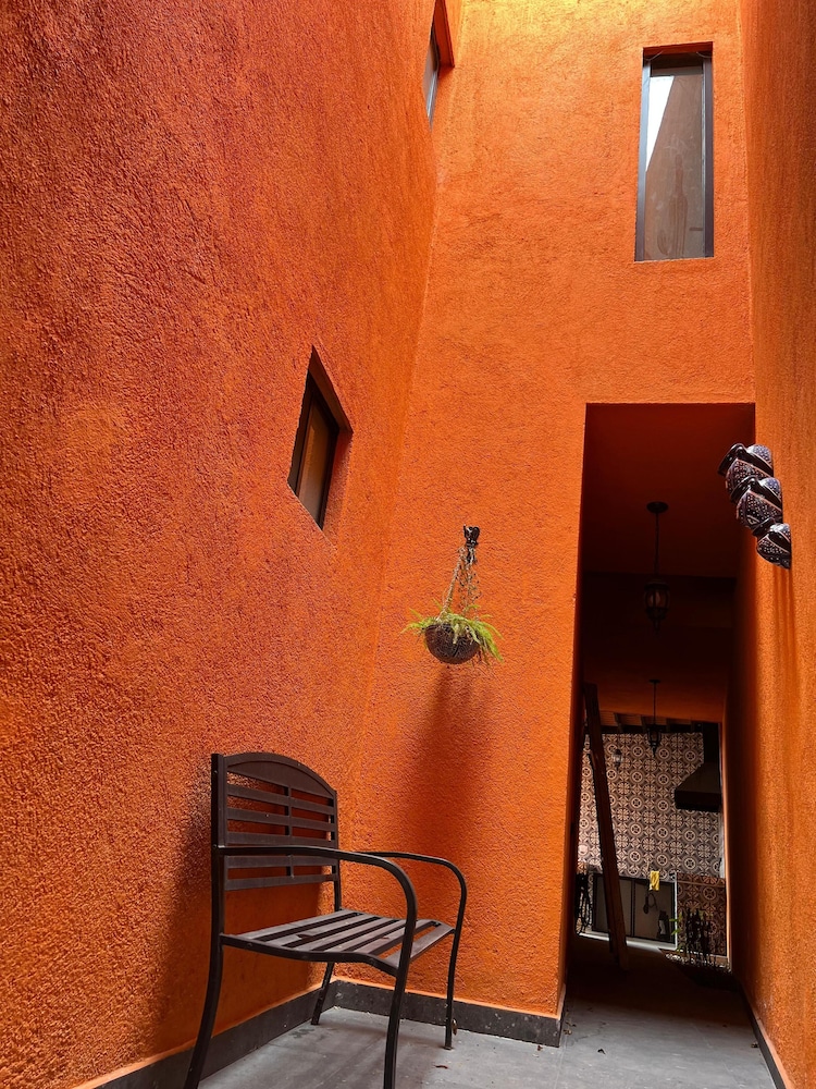 Casa Colonial en Pueblo Mágico by Adhoc
