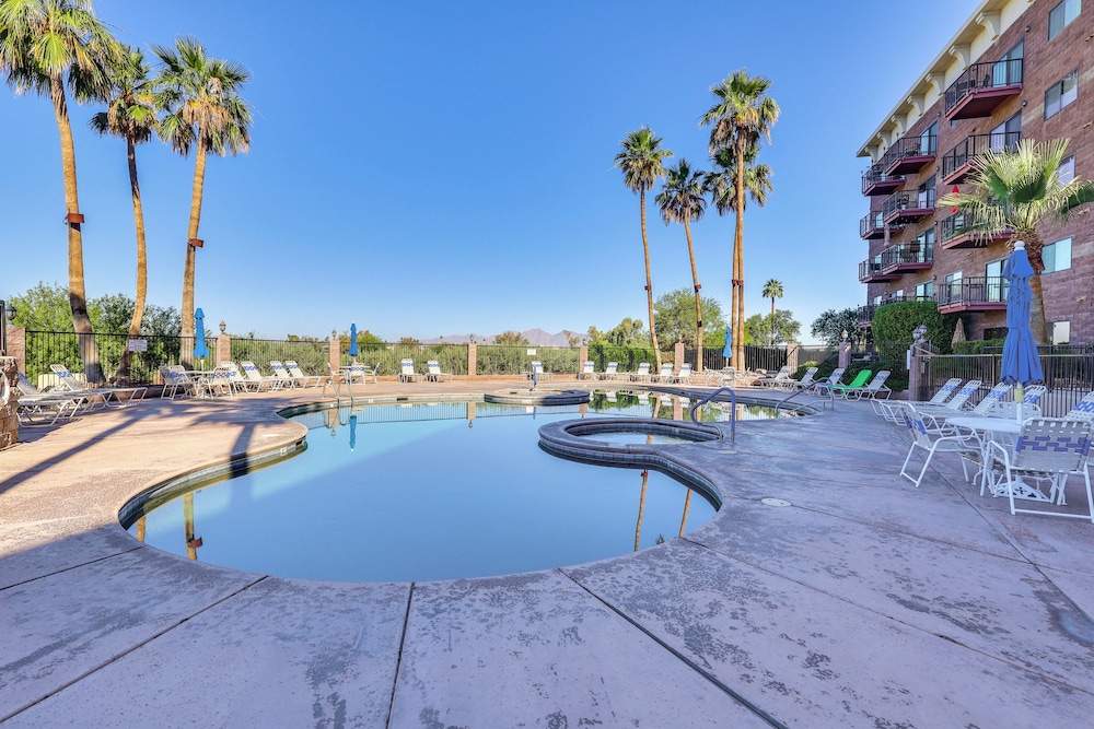 London Bridge Views: Havasu Condo on Golf Course
