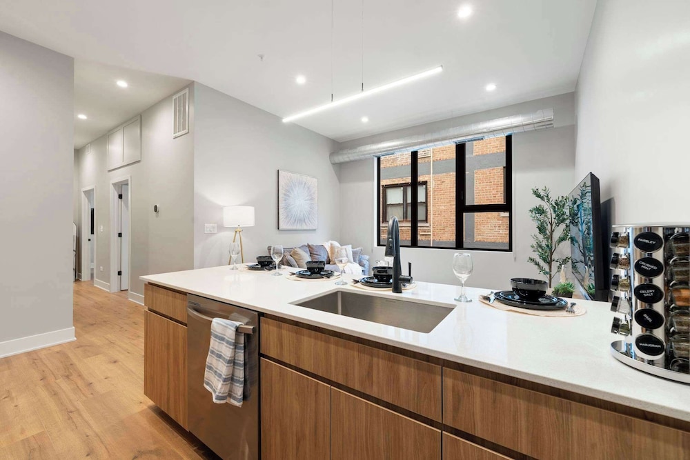 Edgewater Modern 2BR Steps to Lake City Views