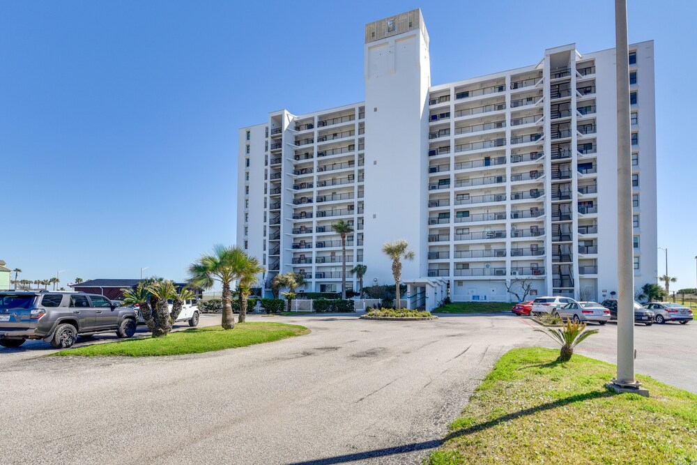 Galveston Beachfront Condo: Balcony & Pool Access!