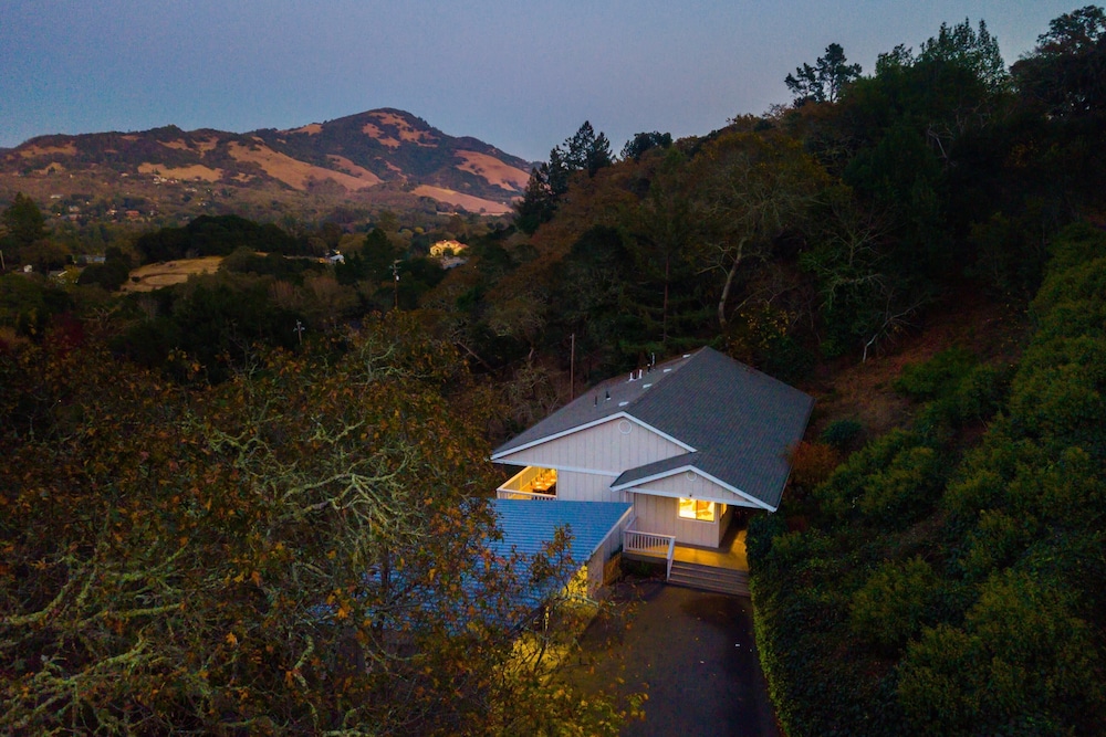 Vino Blanco by Avantstay Private Wine Country Home w/ Mtn Views & Deck view 3