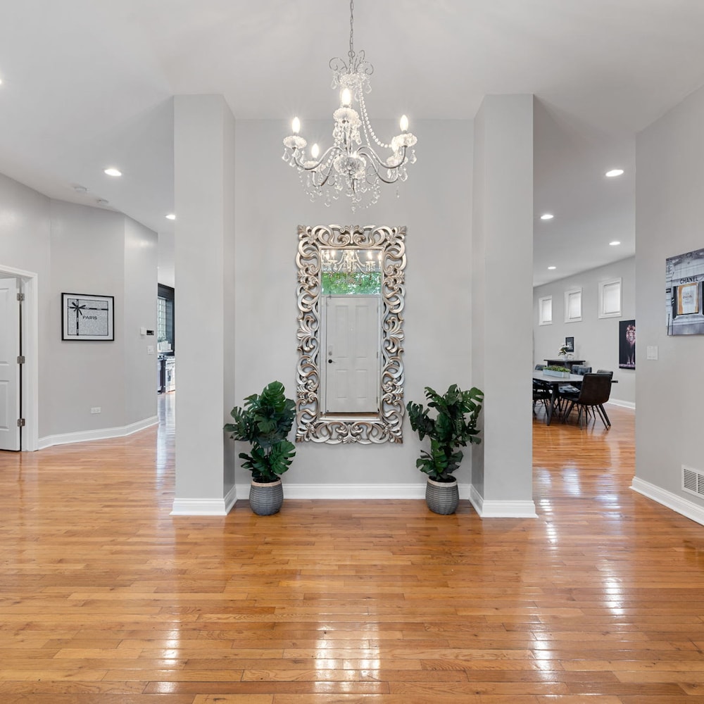 Spacious Luxury Retreat 8 Bed Oasis With 6 Baths