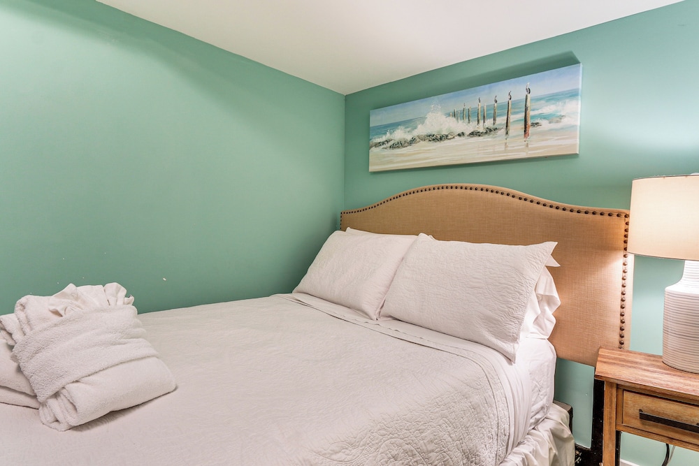 Easy Beach Access! Walkable Hilton Head Condo