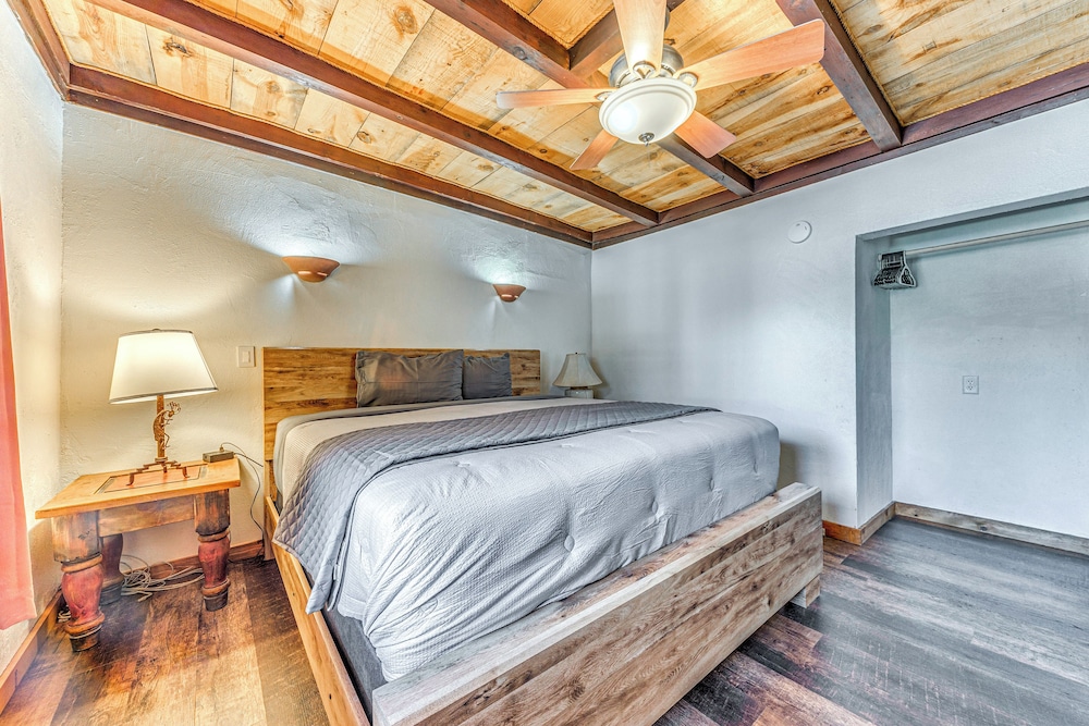 Walk to Midtown Ruidoso: Modern-rustic Cabin