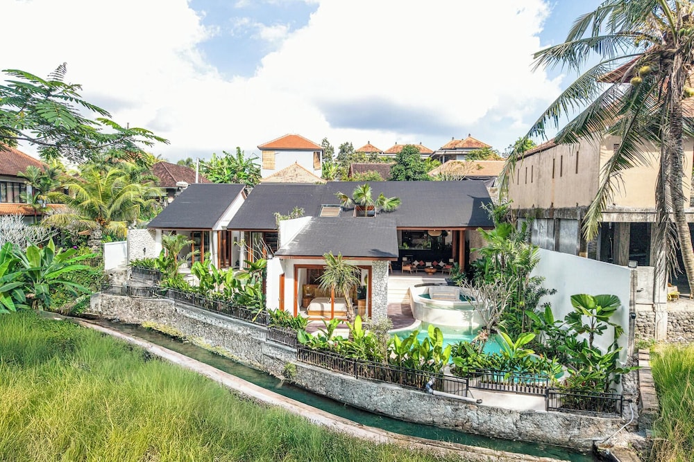 Luxury 2BR Retreat Jungle View Near Ubud Center