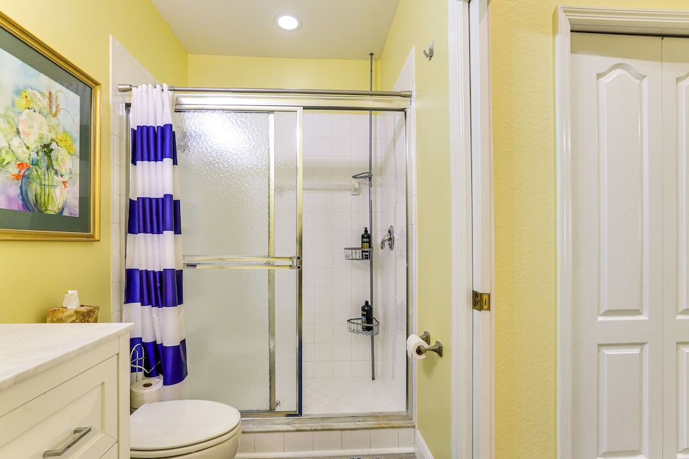 Lake View & Screened Balcony: Estero Getaway!