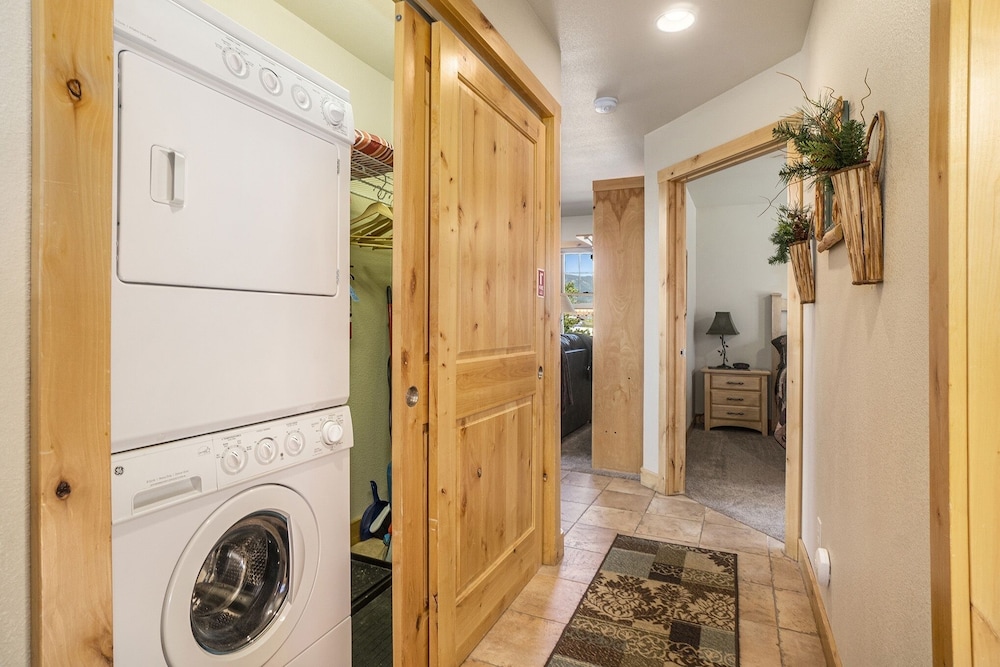 Solitude Bobcat 7 - Estes Park 2 Bedroom Condo by RedAwning - Property Image 11