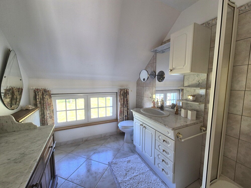 Spacious Family Home Near the Sea