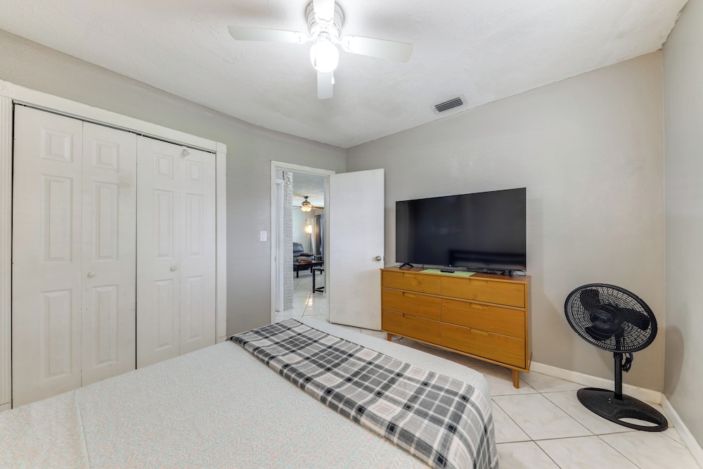 Fenced-in Yard: Home 3 Mi to Hard Rock Stadium!