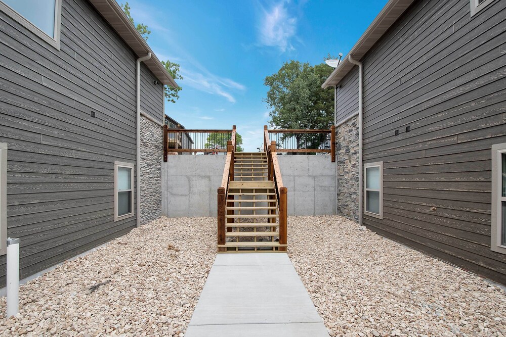 Lavish Retreat w/ Decks, Steps to Table Rock Lake! view 2