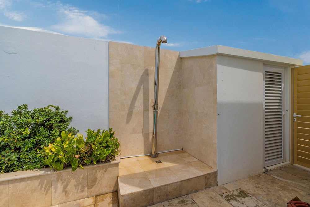 NEW 5br5 5BA Villa Private Pool Close 2 Beach