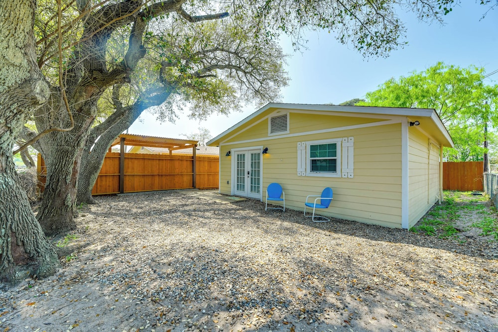 Walk to Pier & Dining: Central Rockport Cottage