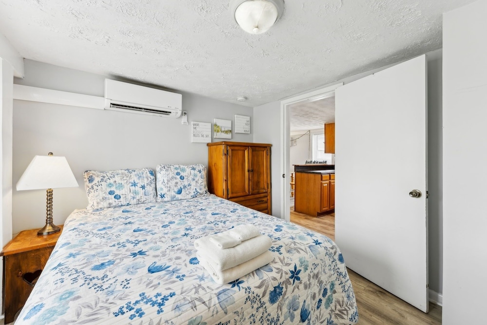 124 S Fletcher - Downstairs 3 Bedroom Duplex