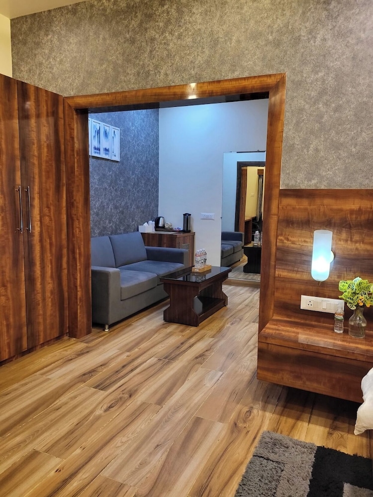 THE KASHI RESIDENCY
