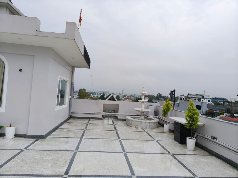 Hotel YJ Manor