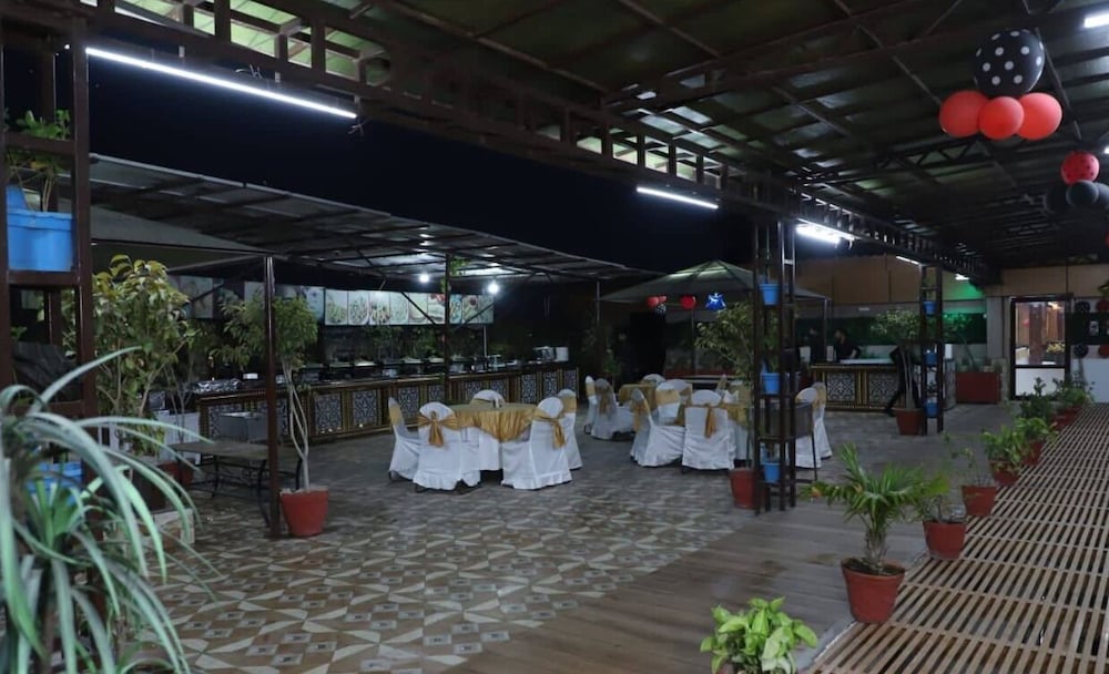 Hotel Rajhans Regency