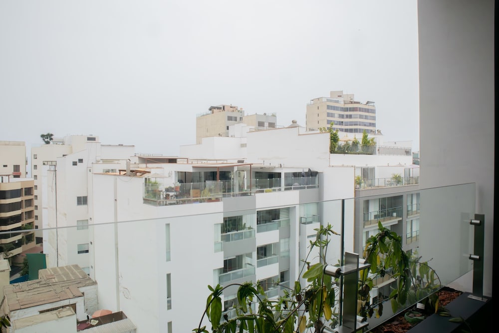 w Elegant 2BR Apartment in Miraflores Steps From Larcomar