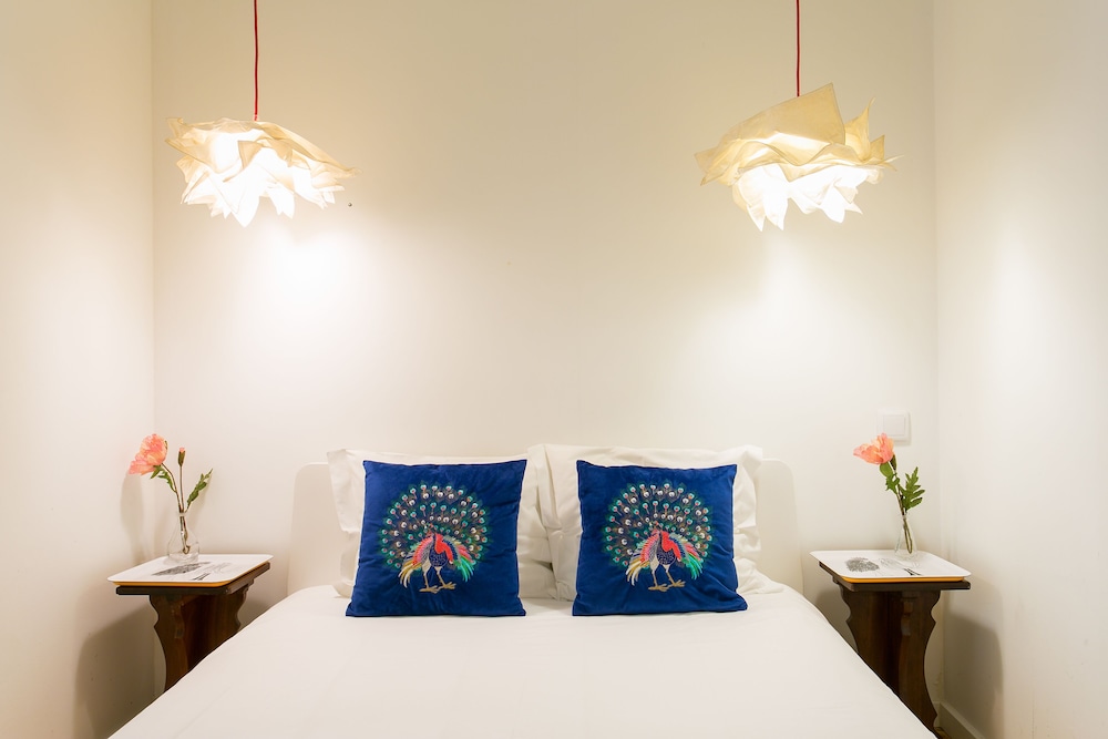JOIVY Chic 1-bed Apt moments to Luis de Camões Sq view 3