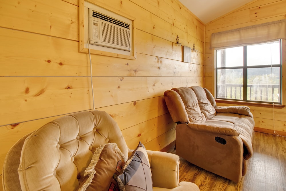 Close to River & Hiking: Cabin in Mountain View