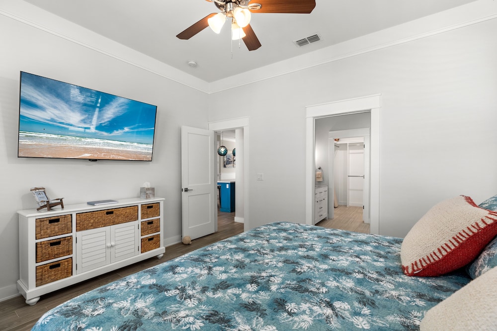 Sea Pointer Inn - Private Beach House With Pool 3 Bedroom Home by RedAwning view 2