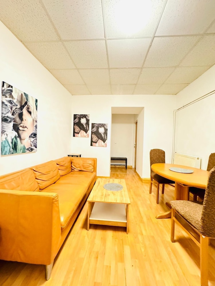 Cozy 2BR Apt Sleeps 6 Direct City Access