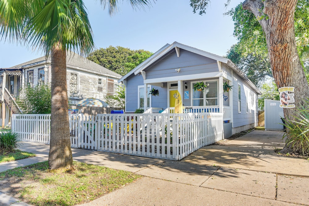 Half Mi to Galveston Seawall: Home w/ Yard & Grill