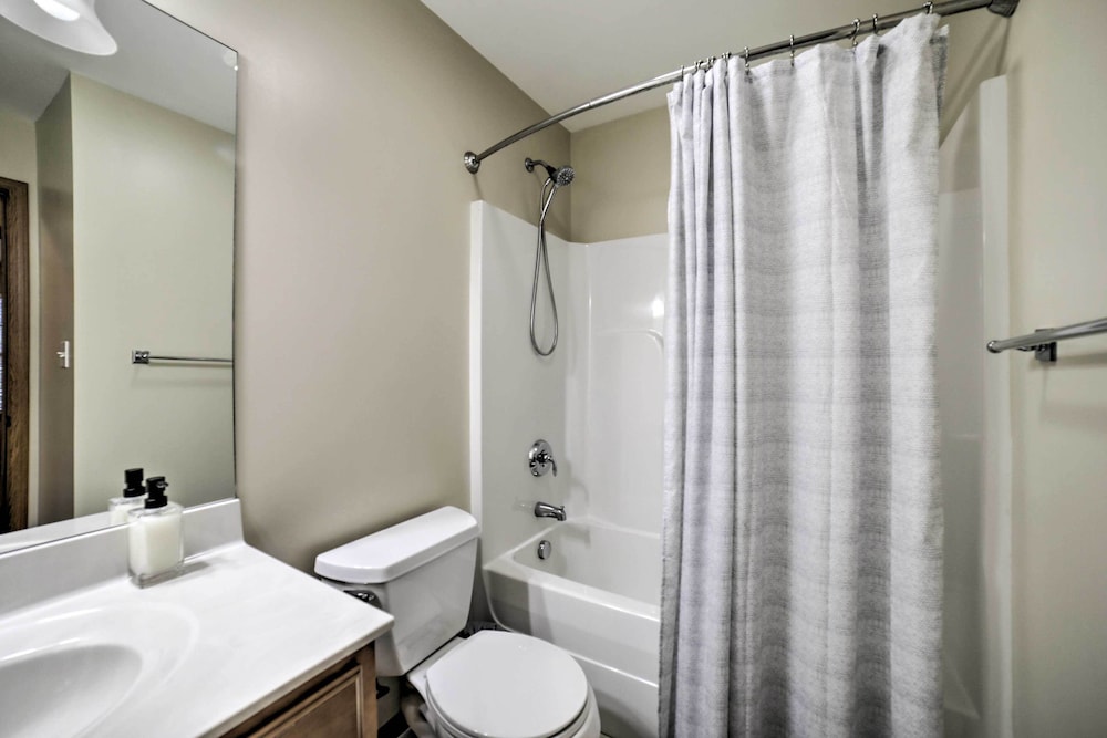 Family-friendly Townhome: 16 Mi to Pittsburgh! - Property Image 41