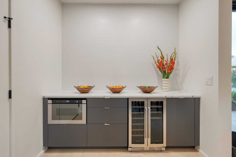 Modern East Austin Home w/ Pool, Near Downtown & Lady Bird Lake Casa 1803 by Avantstay