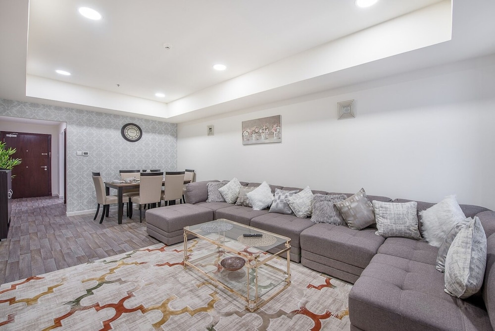 High-floor 2BR With Dubai Marina Views