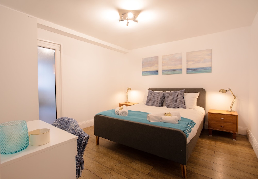 Rest & Recharge Regents CT 2bed For 7 view 2