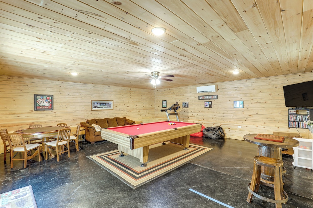 Explore Linville Falls: Cabin w/ Game Room + Deck!