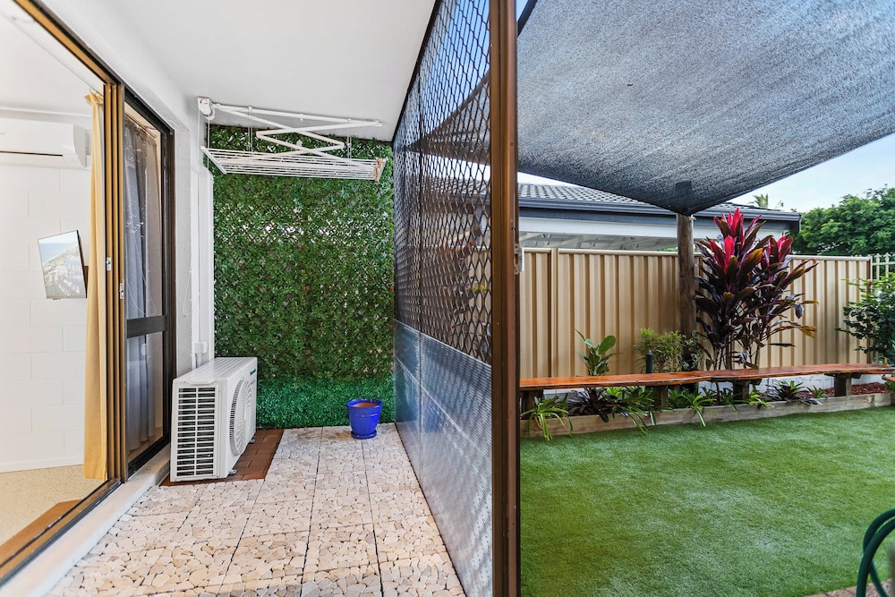 Rainforest Reef Retreat - Esplanade Ground-floor Apartment