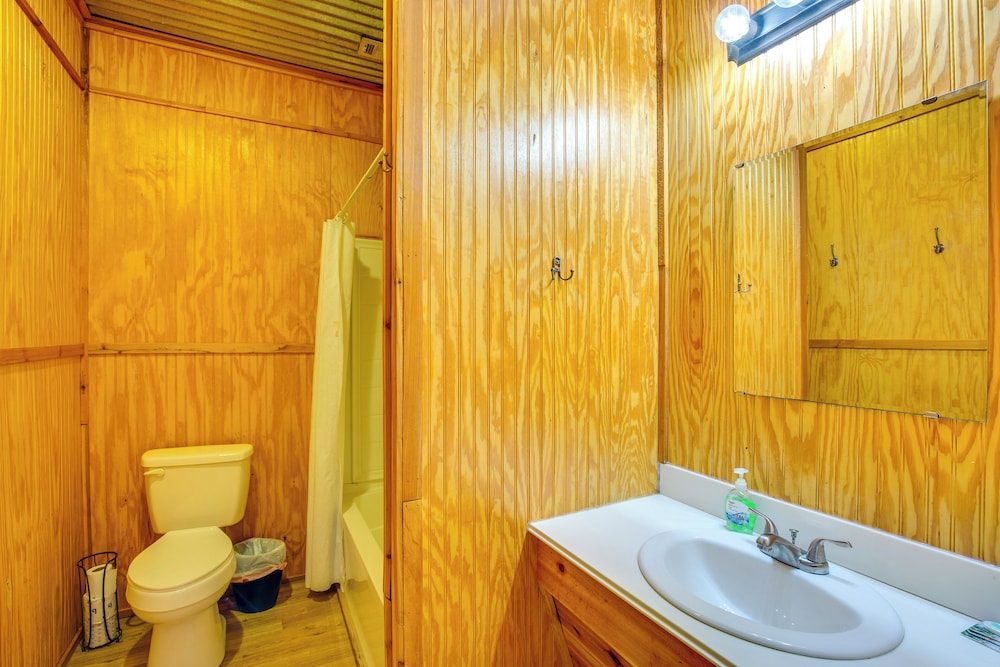 Group Getaway! Multi-level Lodge on Lake Tawakoni