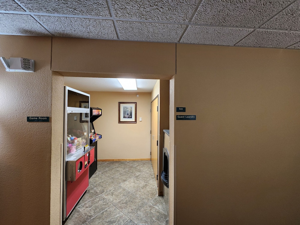 Pine Peaks Lodge & Suites