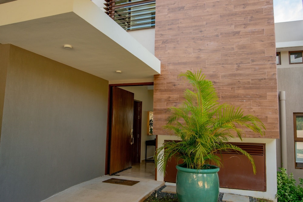 Townhouse private pool Reserva Conchal view 2