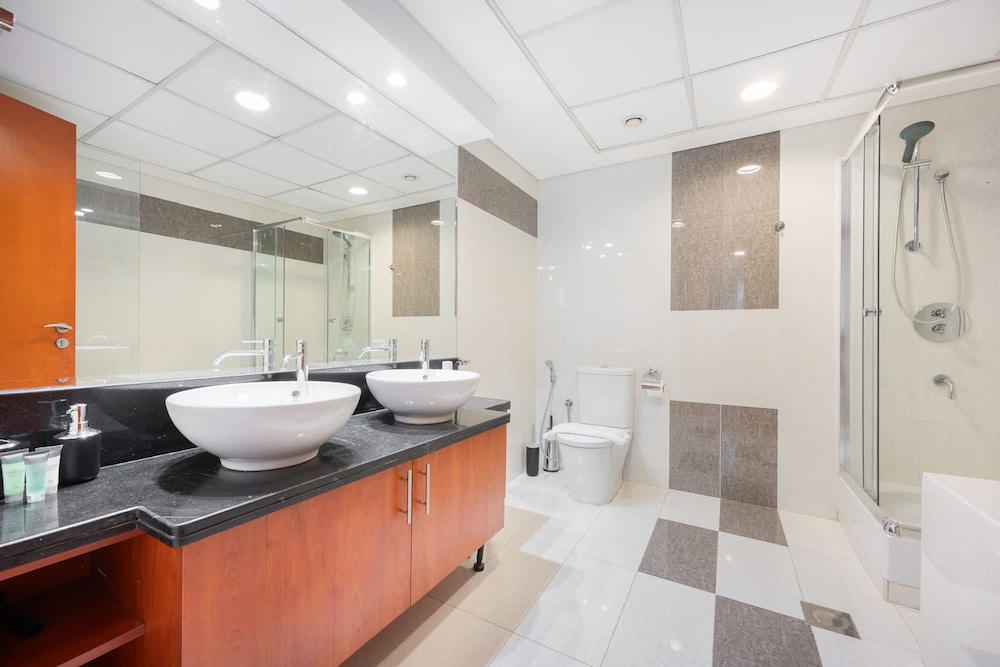 Well-furnished 3 Bedroom in Park Towers Difc