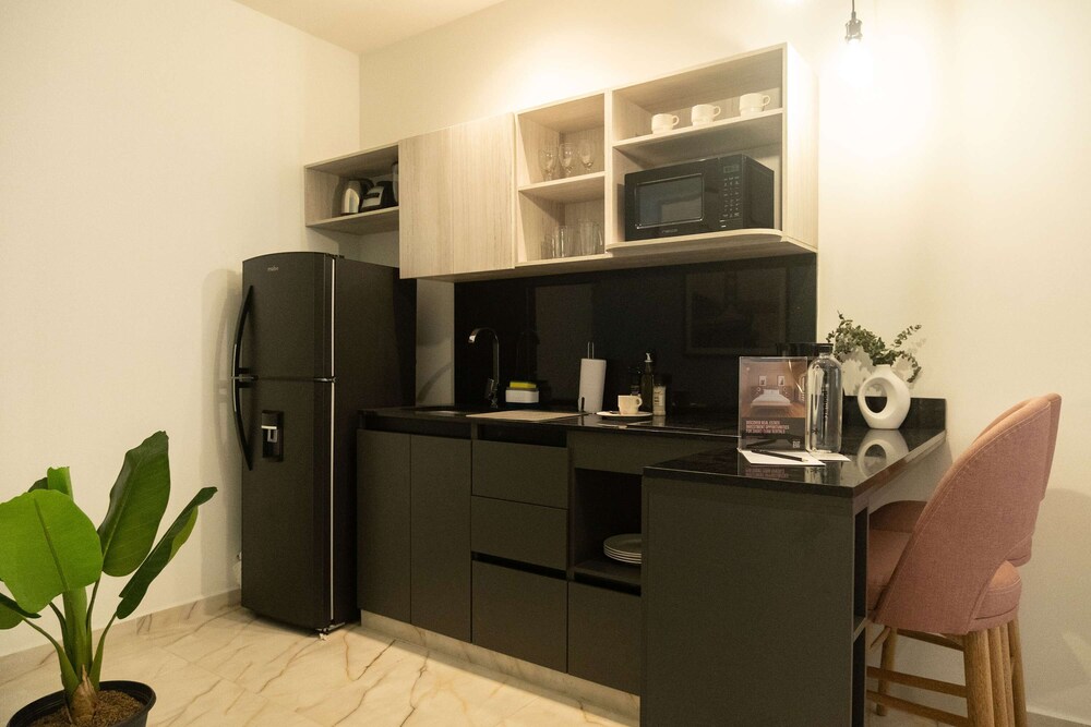 w Modern 3BR w AC Steps From Ciudad Amurallada