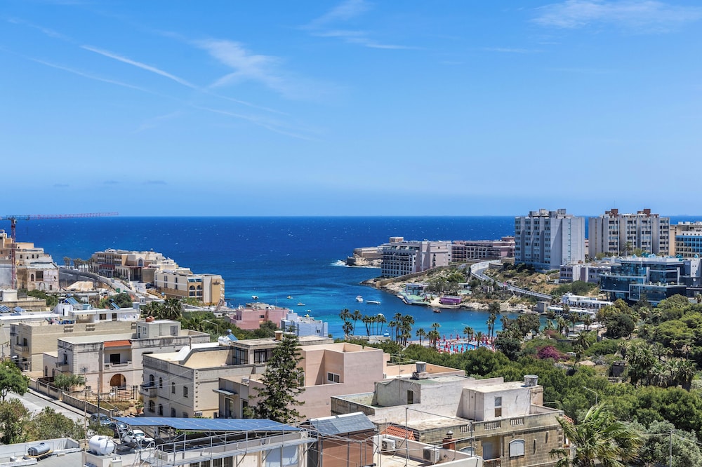 1 BR Penthouse for Couples & Families
