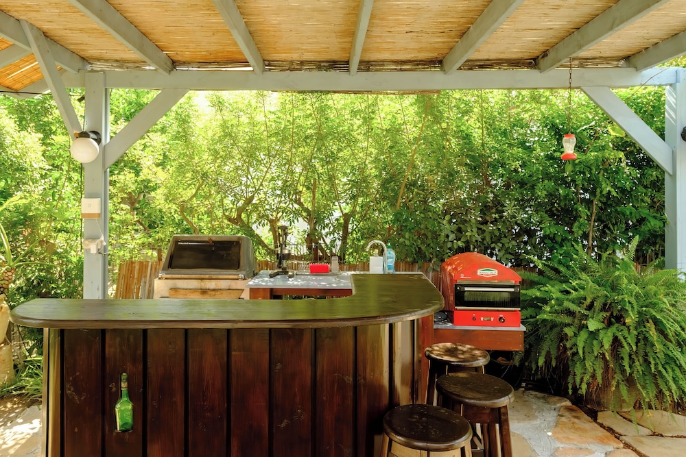Relax in a Garden Oasis by Sea N' Rent