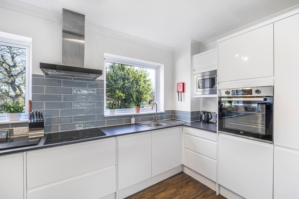 Elegant 4BR House Near City Centre Angus Suites