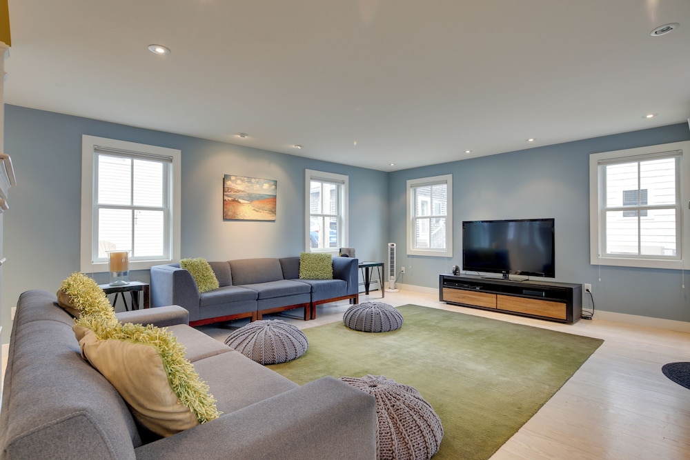 Walk to Beach: Gem w/ Patio & BBQ in Provincetown