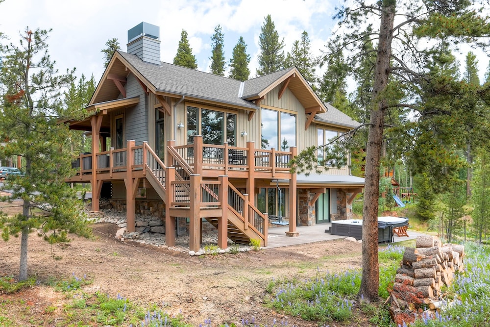 Sunrise Ski Haus 4 Bedroom Home by RedAwning