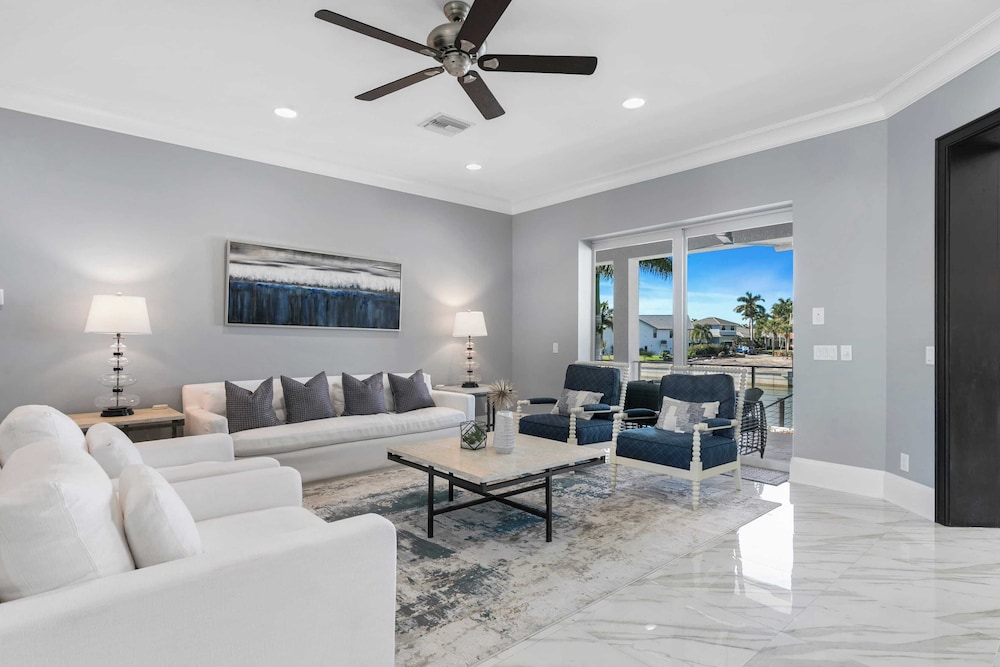 Marco Polo by Avantstay Waterfront 5bdr, Pool, Spa, Fire Pit, Walk to Beach